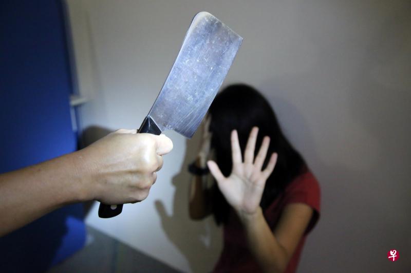 被告哈比卜穆罕默拿了长18公分的刀子，朝女儿挥舞，结果划伤女儿右手臂和右膝盖。（档案示意图） 