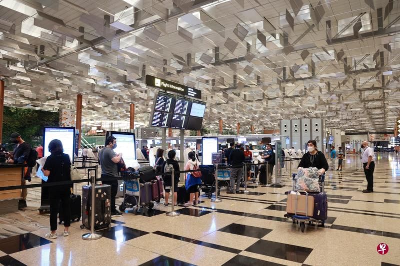 多名受访旅客皆表示，这是自冠病疫情暴发以来首次出国旅游，心情兴奋。（唐家鸿摄） 