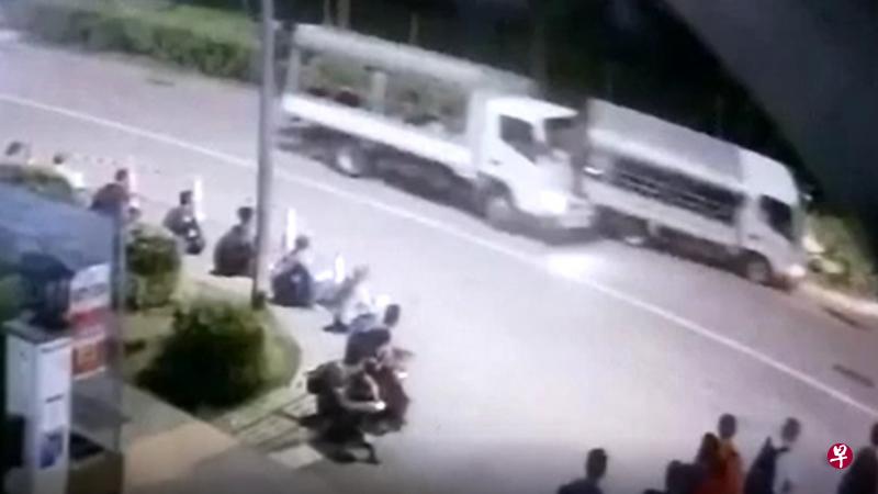 本茱鲁坊今天清晨发生车祸，一辆罗厘不知何故失控撞上停在路旁的罗厘，两人受伤送院。（读者提供） 