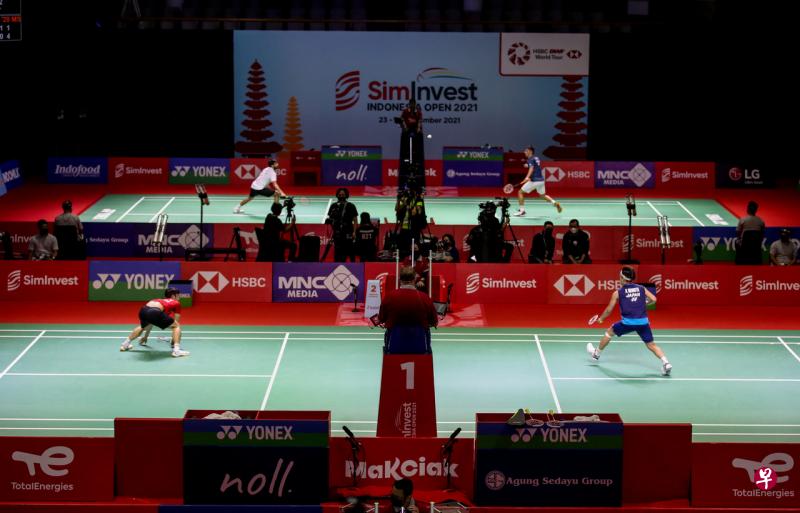 骆建佑（左）与桃田贤斗激战69分钟才分出胜负。（Badmintonphoto提供） 