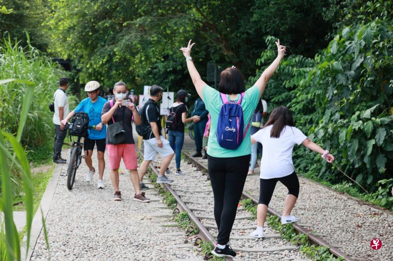 铁道走廊今早人潮络绎不绝。（潘丰源摄） 