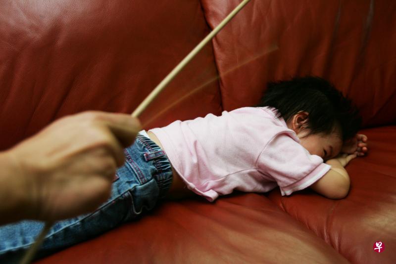 因养子尿裤子遭养母藤条伺候，养父入禀法庭申请保护令。（示意图） 