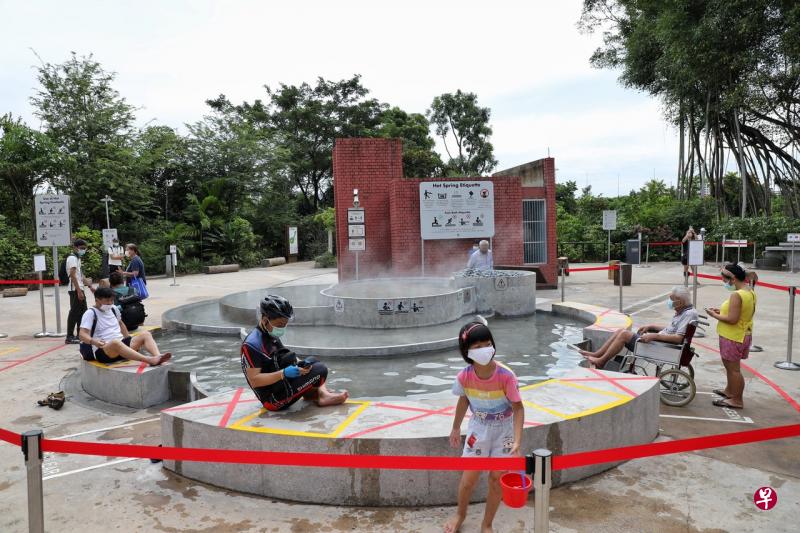 前来泡温泉的民众多为邻近居民。（何炳耀摄） 