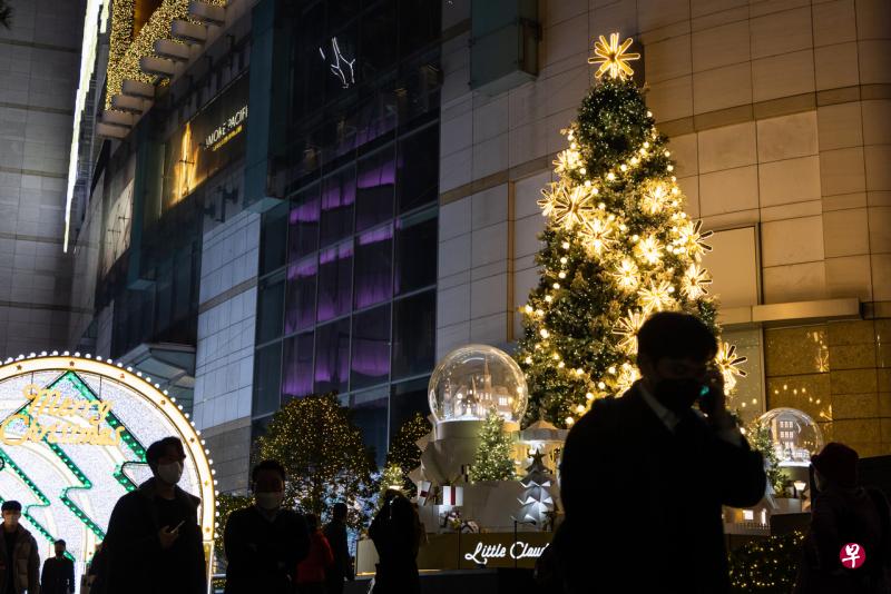 从12月6日起，韩国首都圈和其他地区的私人聚会分别限员6人和8人，进入餐厅和电影院等14类公共场所必须出示冠病疫苗通行证。（彭博社） 
