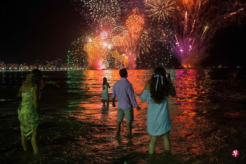 以往里约市在新年零点之际都会在著名的科帕卡巴纳海滩举行大型焰火庆祝活动，2019年最后一天的跨年活动吸引了290多万人参与。（法新社）
 