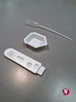本地科学家研发采用唾液样本探测冠状病毒的快速抗原检测仪，15分钟内就能获得检测结果。（取自杜克—新加坡国立大学医学院网站） 