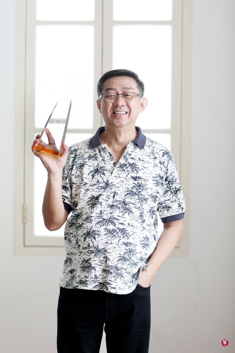 商人李栋义获得金笔奖华文短篇小说组首奖。（龙国雄/摄影） 