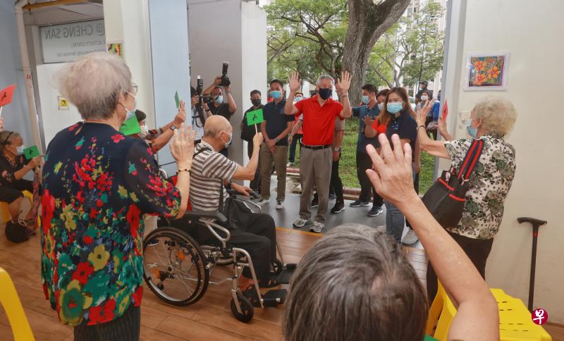 李显龙总理今早为“关怀网络—活得健康”计划主持推介仪式。（唐家鸿摄） 