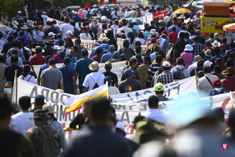 数以千计萨尔瓦多民众走上街头，抗议贪腐及政治威权主义走向。（法新社） 