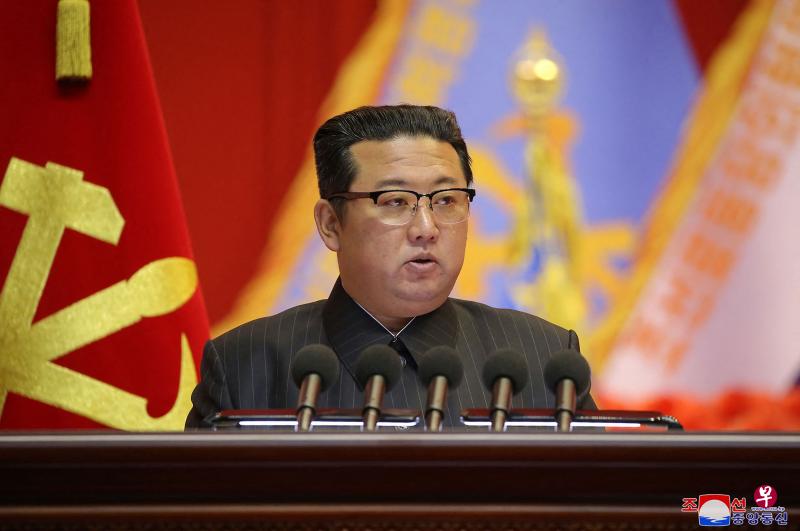 朝中社报道，金正恩近日回顾过去10年来的政绩时表示，这10年沿袭了“首领（金日成）和将军（金正日）”开启的主体道路，他将永远走下去，这是他的信念和决心。（法新社） 