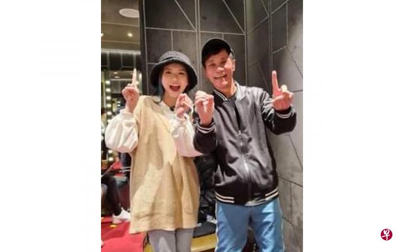 王雷（右）和徒弟巧儿在Gucci特卖商场做直播。（互联网） 