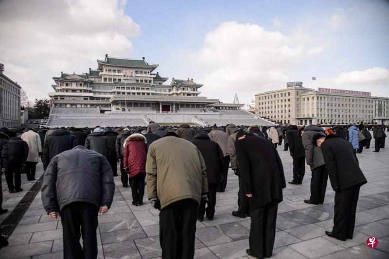 12月17日是金正日去世十周年。在平壤，可见到大批民众到金日成广场向金日成和金正日的肖像鞠躬敬礼。（法新社） 