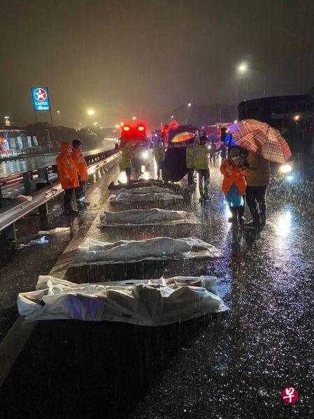死者皆是巫裔，消拯员随后将10名罹难者遗体抬出车外后，送往莎阿南医院太平间。（星洲日报） 