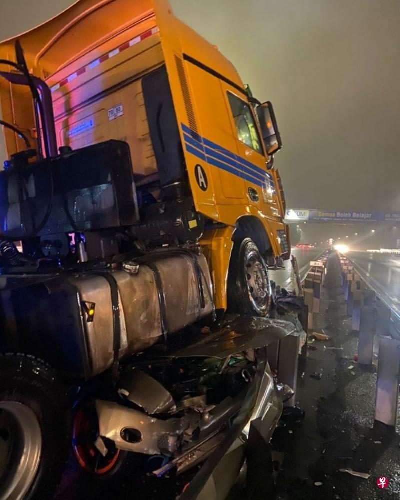 一辆拖格罗厘连撞3辆轿车，酿10死4轻重伤惨剧。（雪州消拯局提供） 