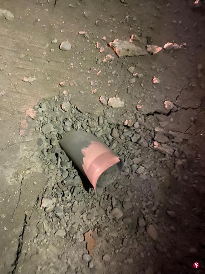 伊拉克首都巴达格“绿区”遭到两枚火箭弹袭击，图为事发后的火箭弹残骸。（路透社） 