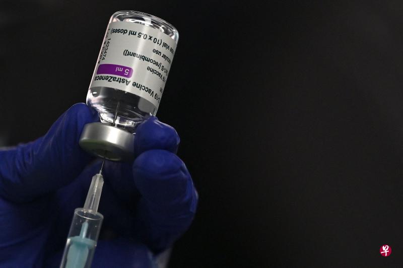 牛津大学研究小组负责人道格拉斯说，原则上，腺病毒载体疫苗（例如现有的牛津-阿斯利康疫苗）可以用于应对传染性强于此前所知的任何一种新变种毒株。（法新社） 