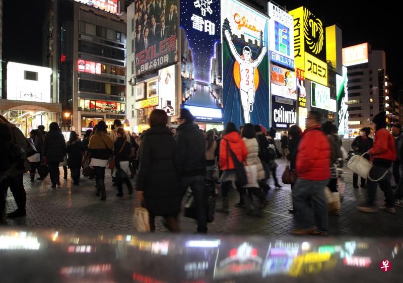 冠病大流行暴发前，到大阪市中央区的道顿堀品尝美食、购物的游客络绎不绝。（彭博社） 