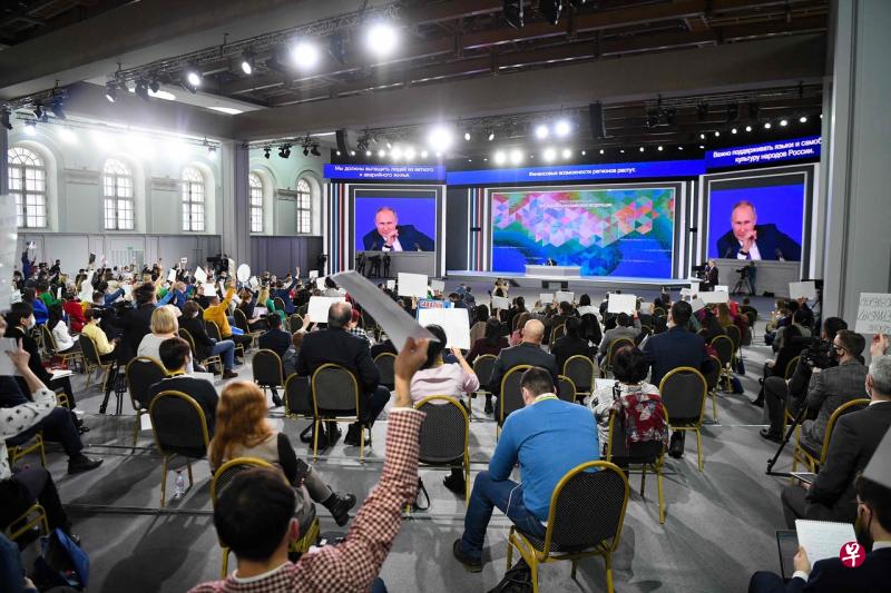 普京周四在莫斯科举行年度大型记者招待会，在近四个小时里回答了55个问题，他强调绝不接受北约继续东扩。（法新社） 