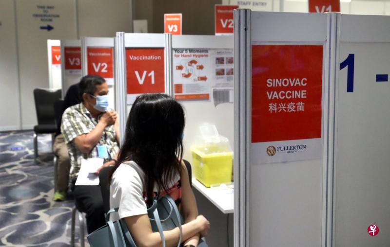 接种两剂中国科兴冠病疫苗超过三个月的公众，即日起可以直接到指定的疫苗接种中心打第三剂疫苗。（档案照） 