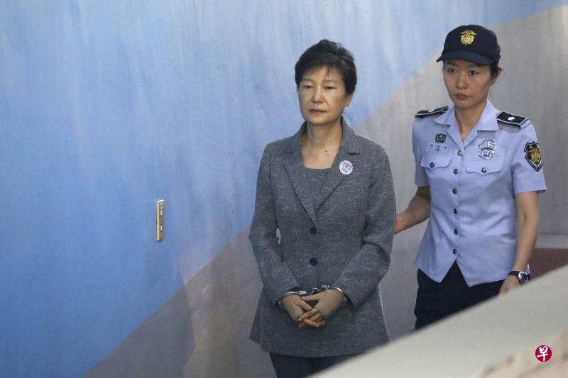朴槿惠（左）在首尔看守所服刑时健康状况恶化，是政府决定赦免她的重要因素之一。（法新社） 