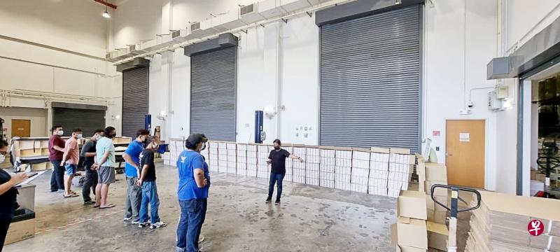 关税局突击罗央通道的一个工业单位，逮捕四名男性嫌犯，起获3200箱漏税香烟。（关税局提供） 