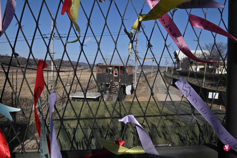 图为在韩国坡州，朝韩边境非军事区 (DMZ) 附近的临津阁和平公园，军用围栏上装饰着代表期盼韩国半岛和平与统一的缎带。（法新社） 