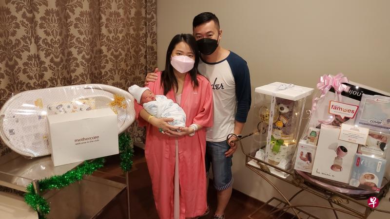 何维婷和冯耀辉的第一个孩子提前在元旦报到，让他们惊喜不已。(竹脚妇幼医院提供） 