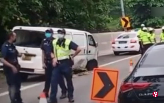 警方把小货车从树丛中拖到路肩上进行调查。（取自网络） 