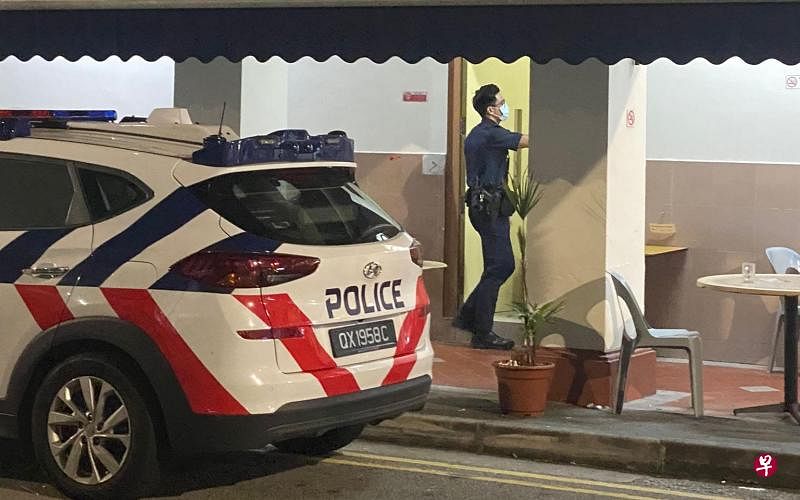 警员到店屋楼上进行调查工作。（读者提供） 
