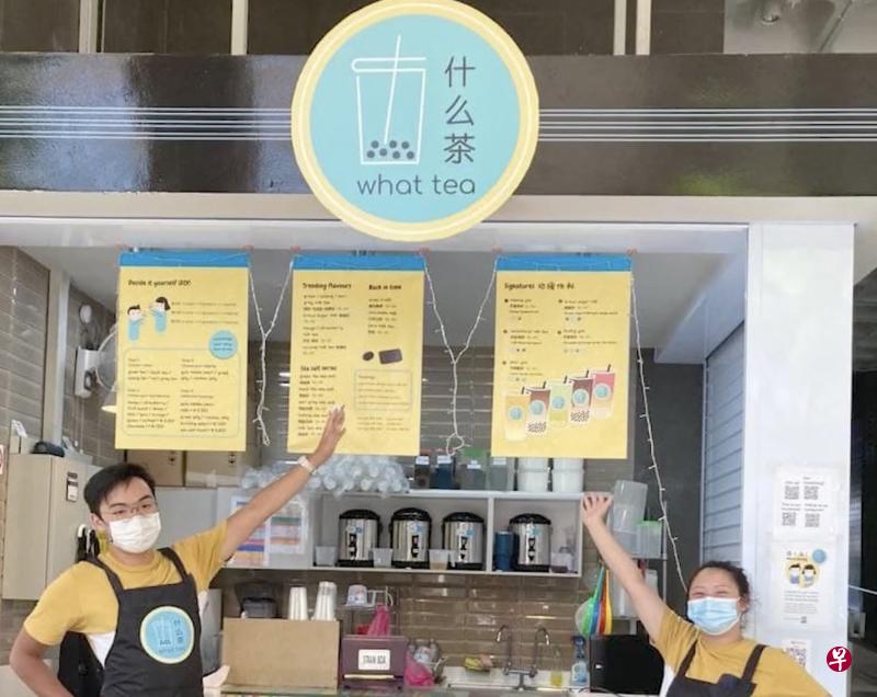 义安理工学生胡国纹（左）和郑丽雯创办了“什么茶”饮料专门店。（受访者提供） 