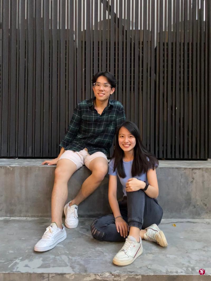 小卖部创办人李伟铭（左）和陈思颖售卖冰淇淋三文治，唤起学生的童年回忆。（受访者提供） 