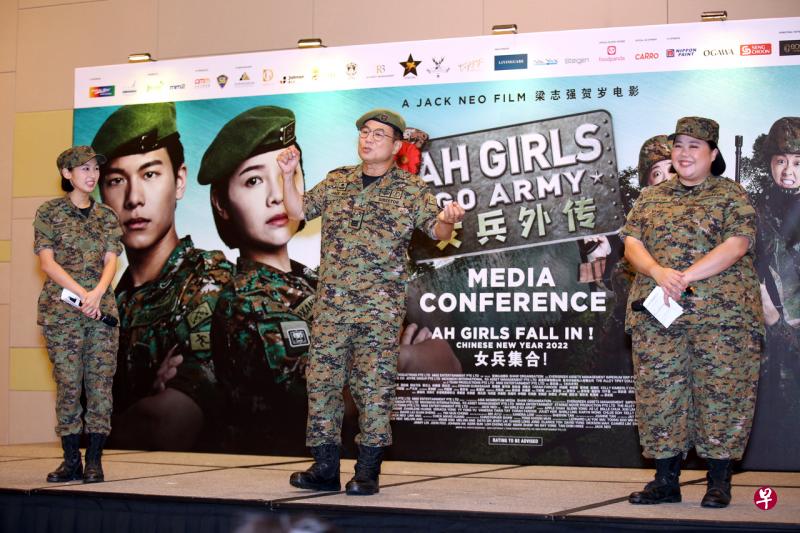 《女兵外传》导演梁志强（中）在记者会上接受“女兵”阳光可乐（左）与茜茜的访问。（王彦燕摄） 