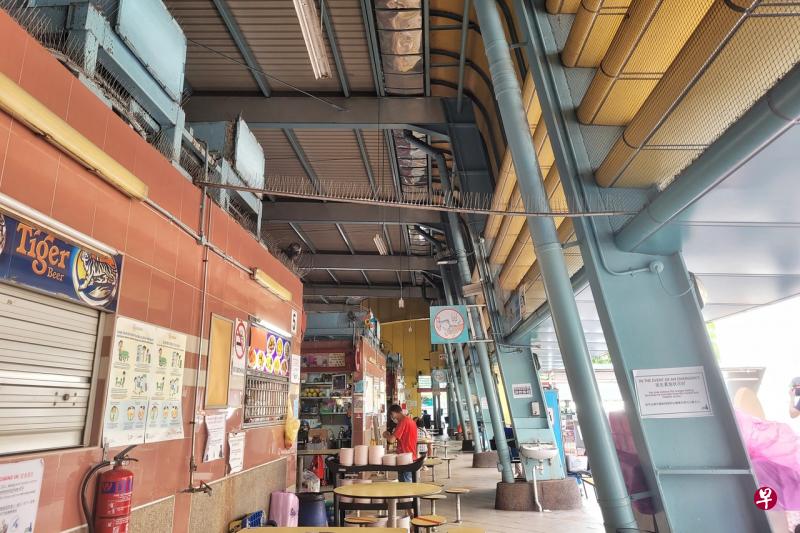国家环境局在网站发通告说，巴刹和熟食中心的摊主、摊位助手和其他相关员工也不再须要进行强制快速简易检测。（档案照） 