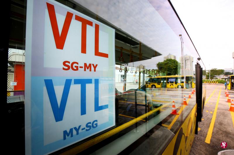 新马陆路VTL车票下周二（22日）起恢复原有配额，两家指定巴士业者开出3万7800张加票，都在短时间内被抢购一空。（档案照） 