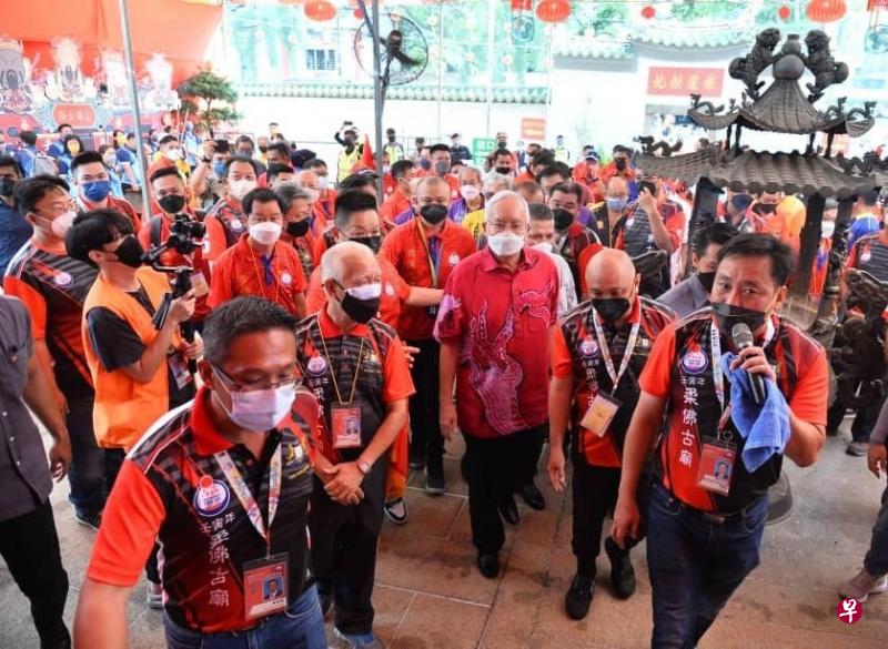 马国前首相纳吉（右三）昨天突然出现在柔佛古庙而引起议论。庙方今天表明并未邀请纳吉，但欢迎任何政治人物到访。（取自纳吉面簿） 