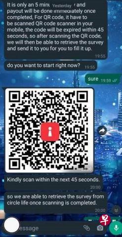 骗子会通过WhatsApp联络受害者，提供虚假的问卷调查，并许诺给予金钱奖励后，要求受害者扫描Singpass二维码。（警方提供） 