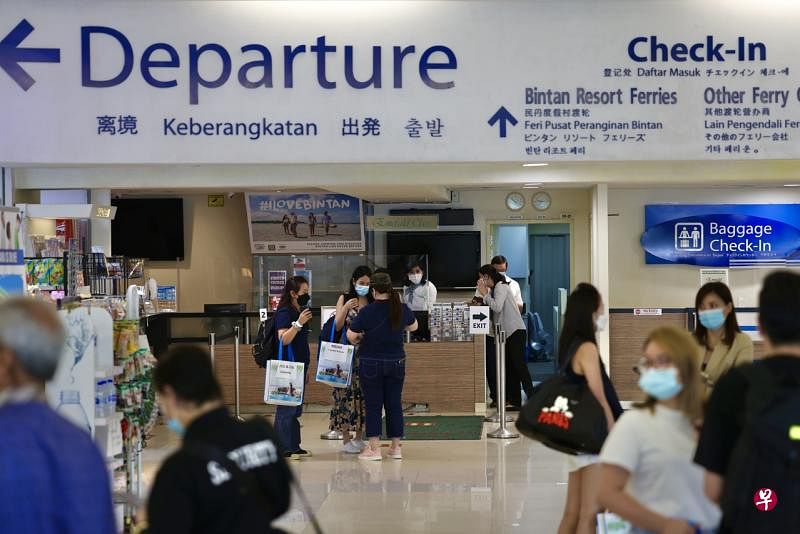 36名本地旅游业者及旅客今早乘坐首班渡轮，从丹那美拉码头前往印度尼西亚民丹岛。（王彦燕摄） 