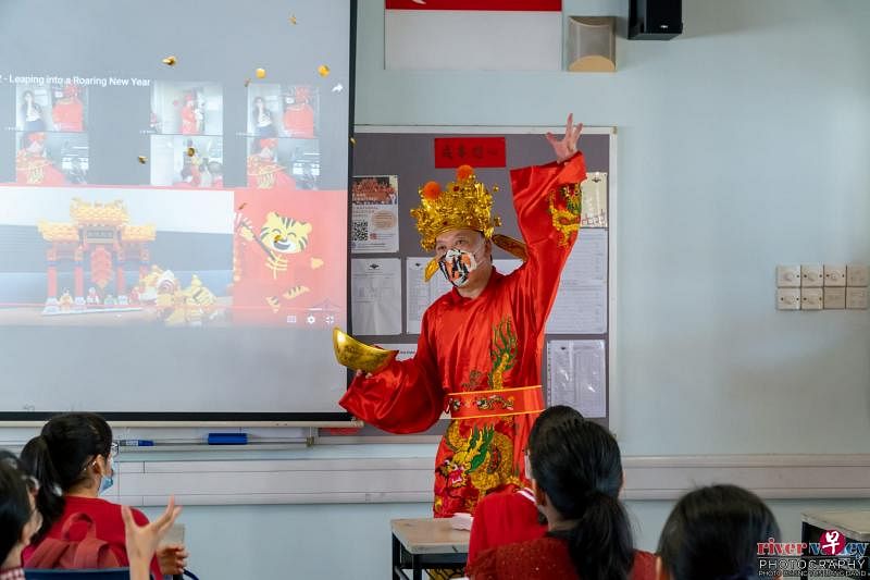 立化中学老师装扮成财神爷，探访各个班级。（立化中学提供） 