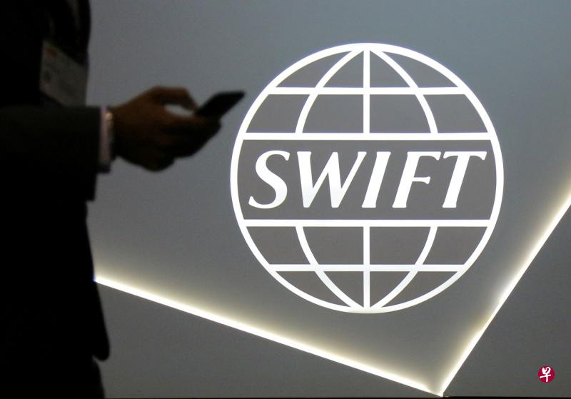 SWIFT创建于1973年，总部设在比利时首都布鲁塞尔，主要职能是在全球银行系统之间传递结算信息。图为SWIFT在多伦多一项银行与金融会议上展示的标志。（路透社） 