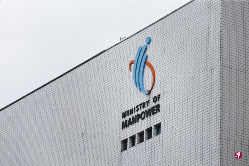 2016年至2020年间，每年平均有约102名雇主因违例向客工收取回扣而被人力部取缔。（档案照） 
