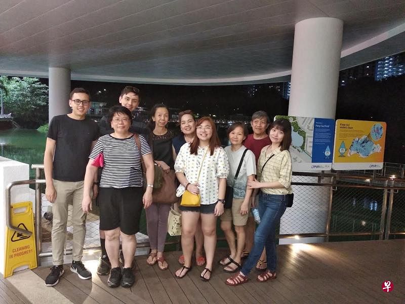梁月碧（前排左一）回来新加坡时，与家人们聚会后合影留念。（受访者提供） 