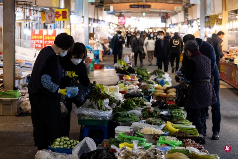 韩国防疫部门周一表示，上周全国的冠病疫情风险等级属于最高的一级。（彭博社） 
