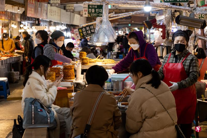 韩国3月5日起放宽部分防疫措施，咖啡馆和餐厅等的营业时间延长一小时，但私人聚会人数上限仍维持在六人。（彭博社） 