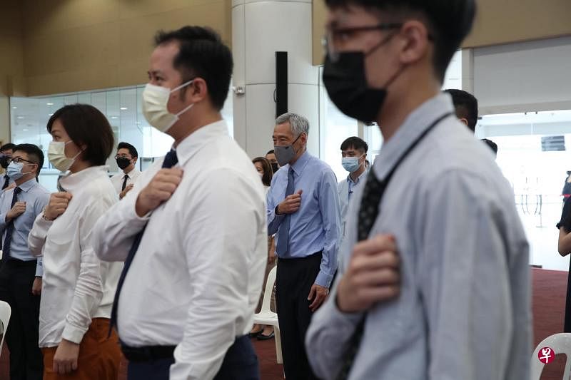 李显龙总理（蓝色衬衫）今天在工艺教育中区学院主持新公民宣誓仪式，并和新公民一起念誓约。（取自总理面簿） 