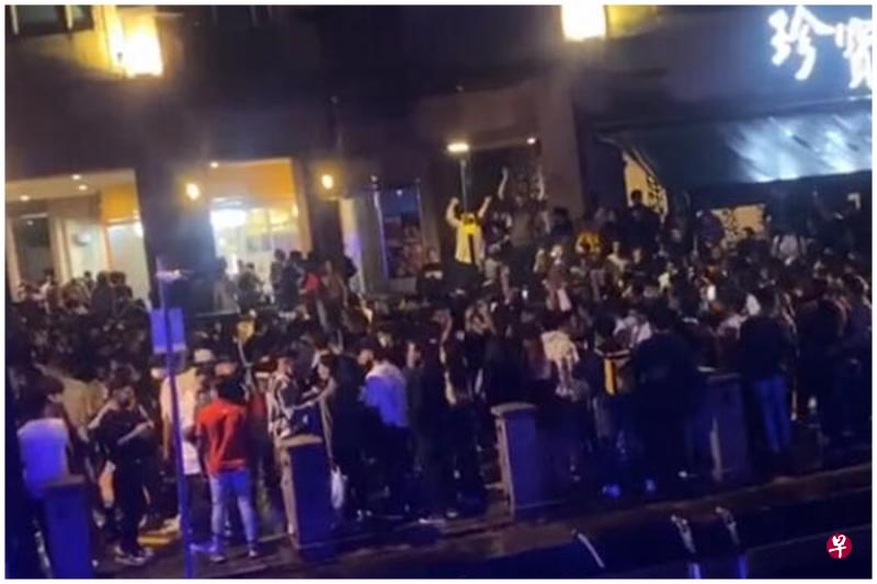 跨年夜克拉码头群聚倒数，再有四名青年因涉触犯多项安全管理措施将被控。（档案照） 