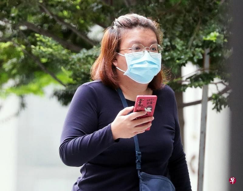 34岁的郑玉梅承认两项欺骗罪名后，被判坐牢三个月。（海峡时报） 