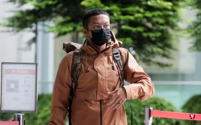 被告艾希迪克面对两触犯安全距离措施的罪名，指他在克拉码头跨年夜群聚倒数当天没戴口罩及保持安全距离，他不打算认罪。（海峡时报） 