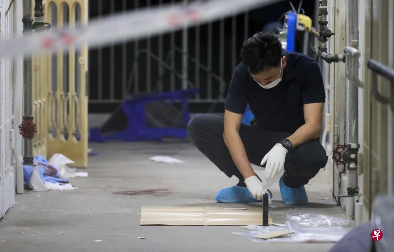 一名64岁男子涉嫌在明地迷亚路一带持刀高喊，在警方多次警告后依旧乱挥刀子，并拿刀冲向警员，遭警员开枪击中胸口，送院后不治。（海峡时报） 