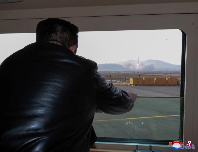 朝中社周五发布了金正恩周四在平壤国际机场观看“火星炮-17”型洲际弹道导弹发射的情况。（路透社） 
