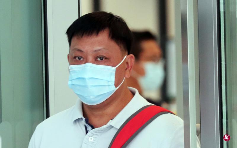 被告王民健在案发时是Rui Feng Engineering and Construction有限公司的董事，他承认七次伪造单据给同行，以协助诈骗近130万元。（海峡时报） 